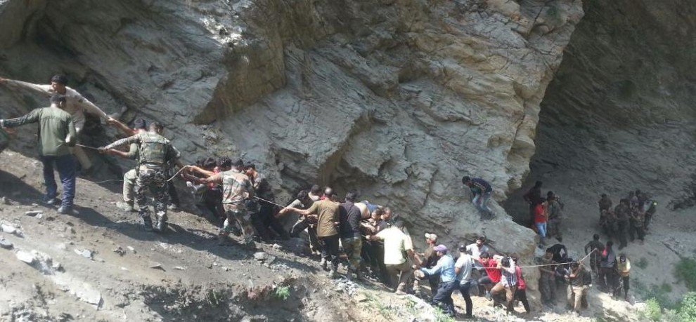 जम्मू-श्रीनगर हाइवे पर तीर्थयात्रियों से भरी बस नहर में गिरी